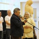 Минсалим вручает в подарок  А.Омельчуку внелонкурсную работу «Золотая Баба»