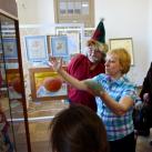 Татьяна рассказывает о своих работах посетителям музея