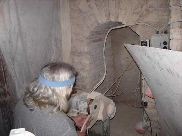 Минсалим работает в подвале мастерской